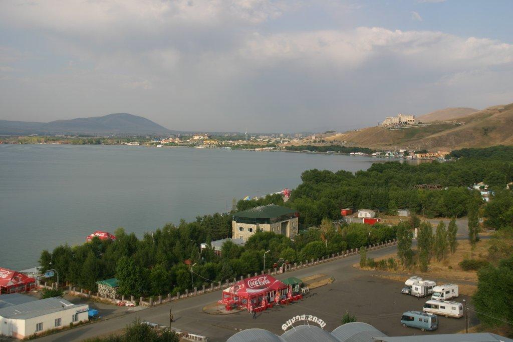 Armenia, camper in sosta sul lago Sevan Armenia, camper in sosta sul lago Sevan