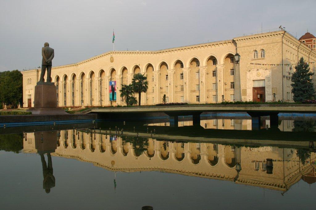Azerbaigian, la piazza e municipio di Ganca.jpg Azerbaigian, la piazza e municipio di Ganca