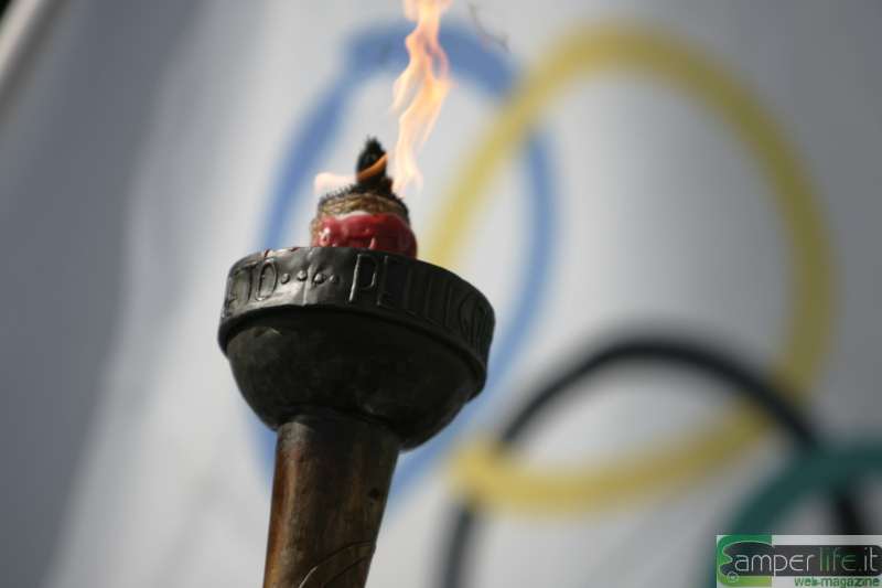 La torcia olimpica - foto da viaggilowcost.blogosfere.it camper olimpiadi inghilterra londra torcia olimpica