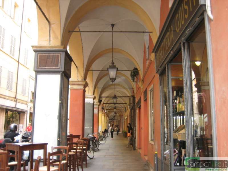 Modena, i portici camper modena emilia portici