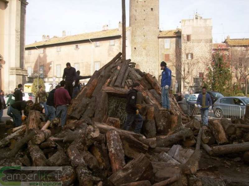 Si costruisce la pira per la sera della festa camper lazio viterbo bagnaia sacro fuoco sant'antoio abate allestimento pira