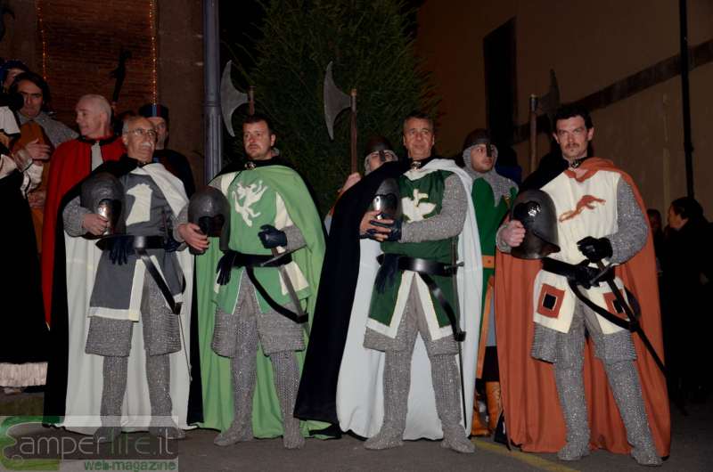 Figuranti in abiti medievali camper lazio viterbo bagnaia sacro fuoco sant'antoio abate corteo storico