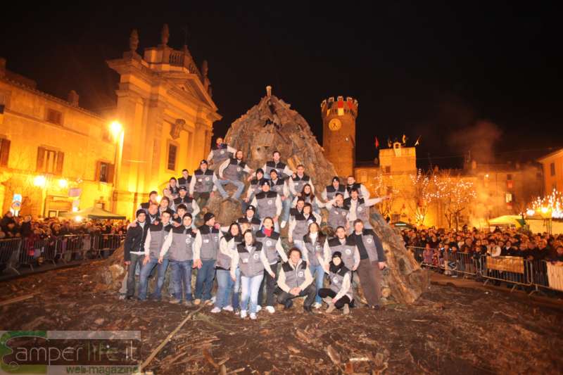 Il comitato posa sulla pira allestita camper lazio viterbo bagnaia sacro fuoco sant'antoio abate pira allestita