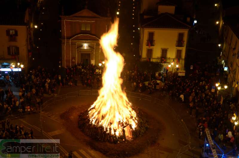 L'immenso focarone che brucerà tutta la notte camper lazio viterbo bagnaia sacro fuoco sant'antoio abate