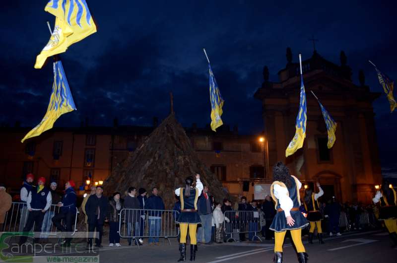 Sbandieratrici del gruppo storico di Viterbo camper lazio viterbo bagnaia sacro fuoco sant'antoio abate sbandieratori
