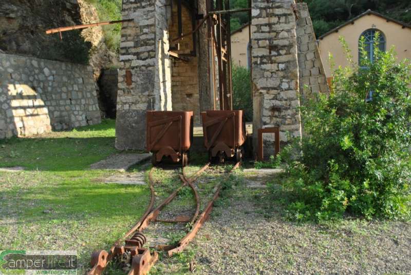 gli ingressi ai pozzi minerari