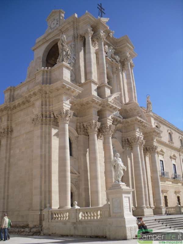 camper sicilia ortigia duomo