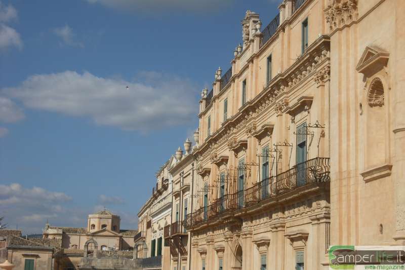 camper sicilia ortigia  noto palazzi