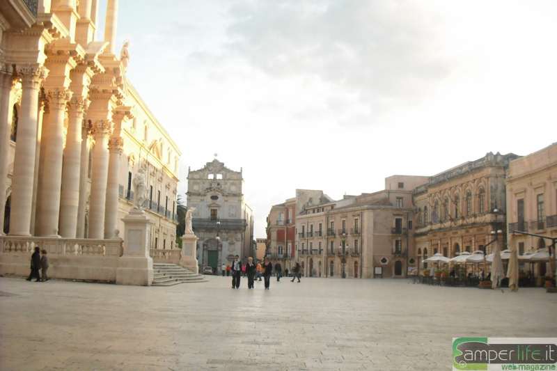 camper sicilia ortigia piazza
