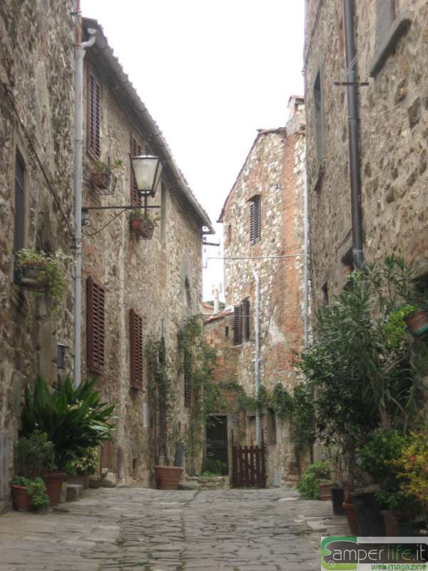 Vicoli del castello di Montefioralle camper toscana firenze montefioralle vicoli castello