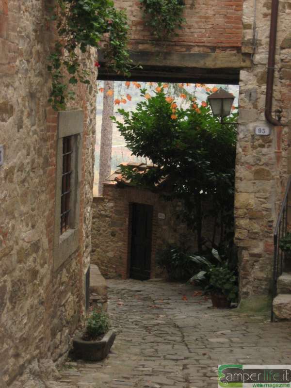 Vicoli del castello di Montefioralle camper toscana firenze montefioralle vicoli castello