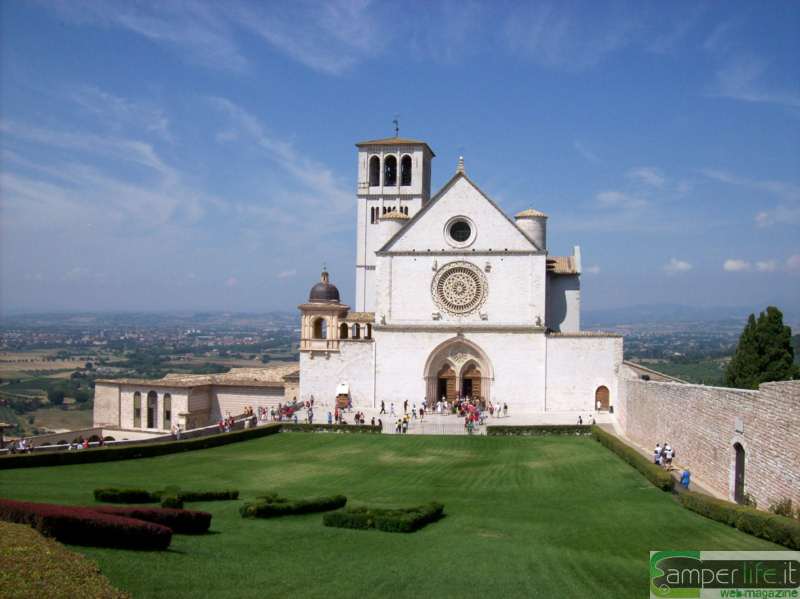 Assisi, la basilica superiore di San Francesco camper cucina tipica piatti assisi