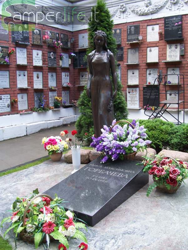 la tomba di Raissa Gorbaciova al cimitero monumentale Tomba di Raissa Gorbaciova