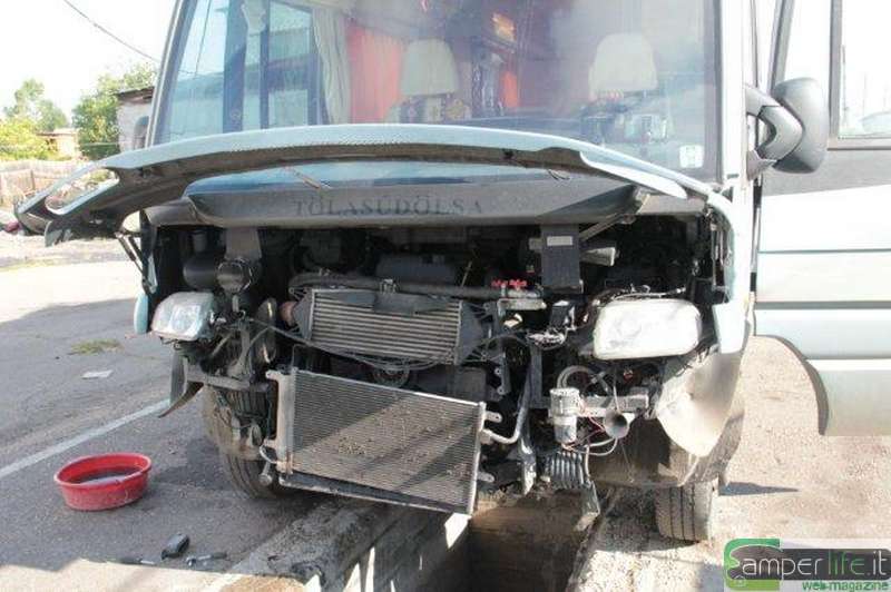 camper smontaggio riparazione radiatore