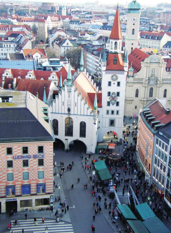 Marienplatz, la piazza principale di Monaco e cuore pulsante della città, vista dall'alto della torre del Rathaus