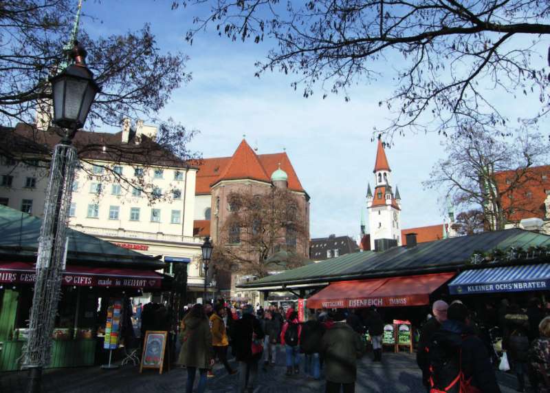 Il Viktualienmarkt, il più grande mercato di frutta e verdura della citt