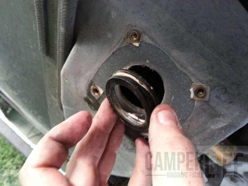 valvola di scarico acque grigie camper