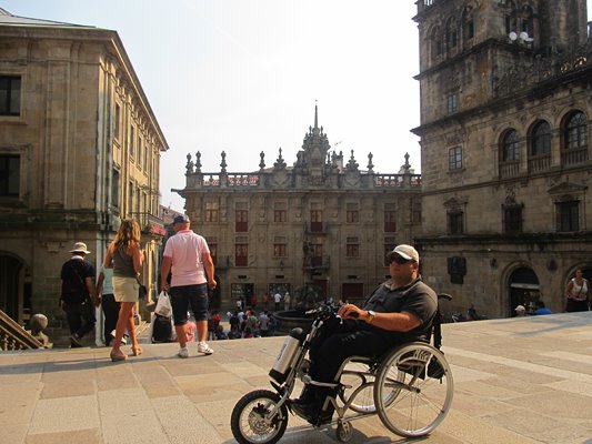 Massimiliano a Santiago de Compostela camper rivista camperisti camperlife disabili in camper