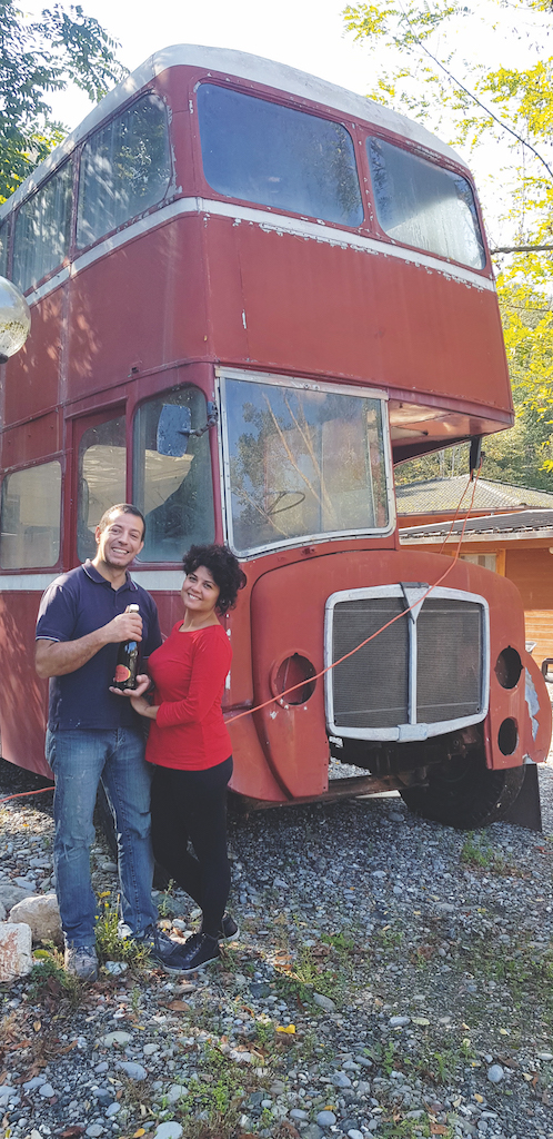 Un brindisi di Roberto con la moglie  Silvia per festeggiare la prima parte dell’impresa: il bus è a destinazione