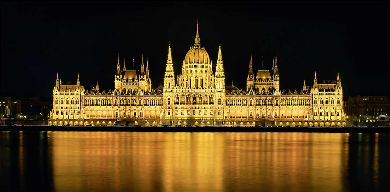 Parlamento  alla sera Budapest
