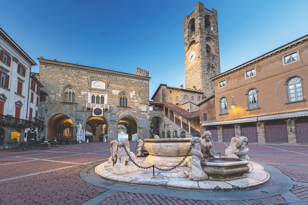 Piazza vecchia e la fontana Contarini sul palazzo della Ragione