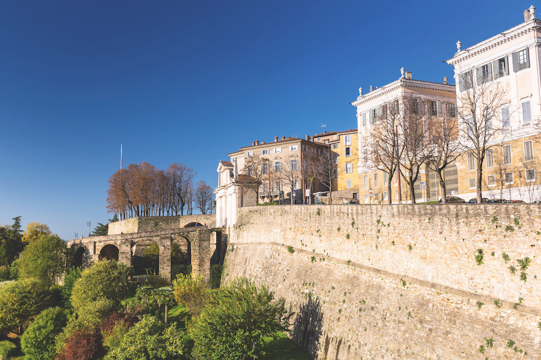 Porta San Giacomo e le mura del centro storico di Città Alta a Bergamo 