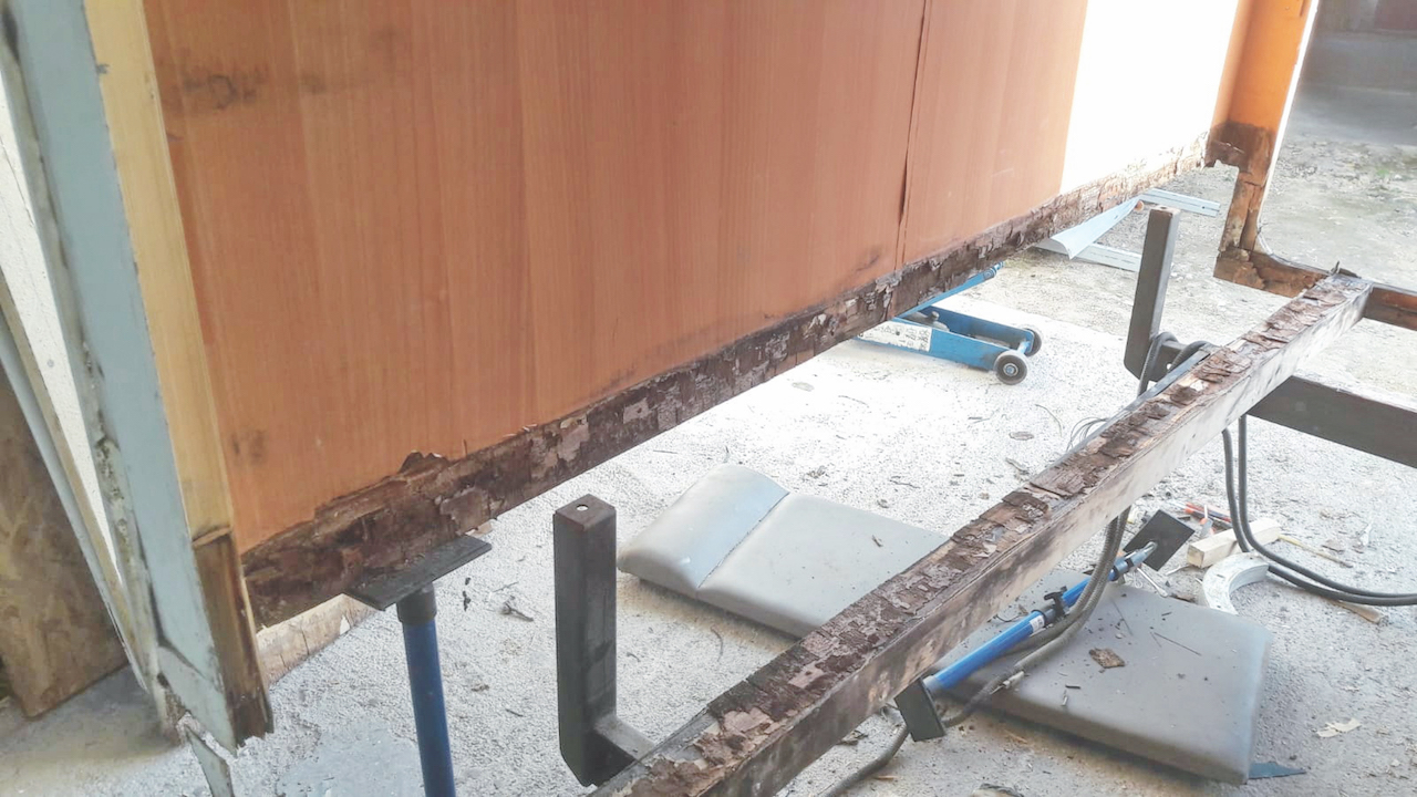 Finito di smontare il pavimento del gavone, anche i travetti sono stati rimossi