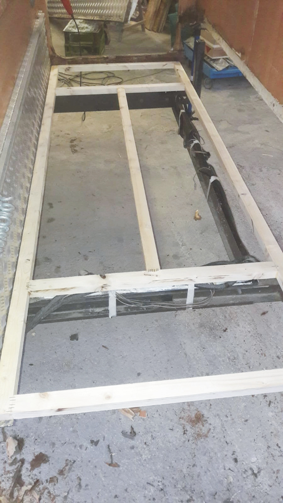 iene ricostruito il telaio per il fondo del gavone e coibentato con polistirolo espanso