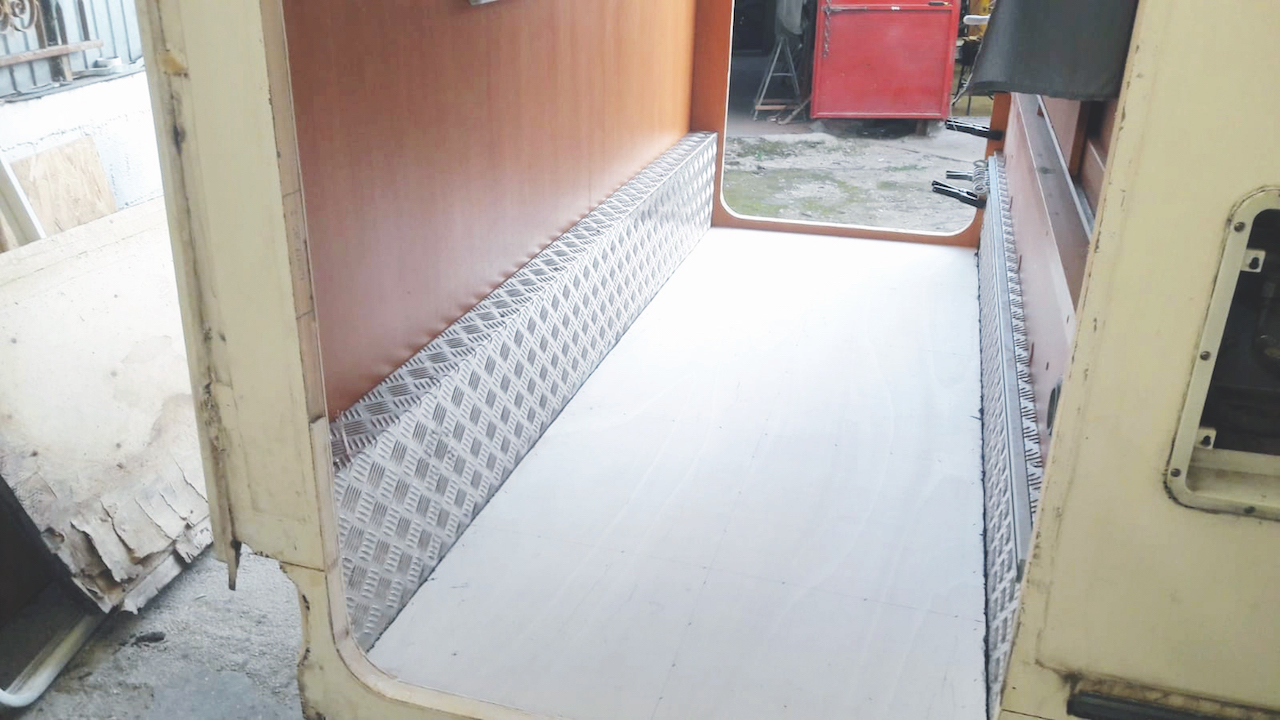 Il pavimento del gavone realizzato con due fogli di multistrato da 20 mm (interno/esterno) montati sul telaio preparato