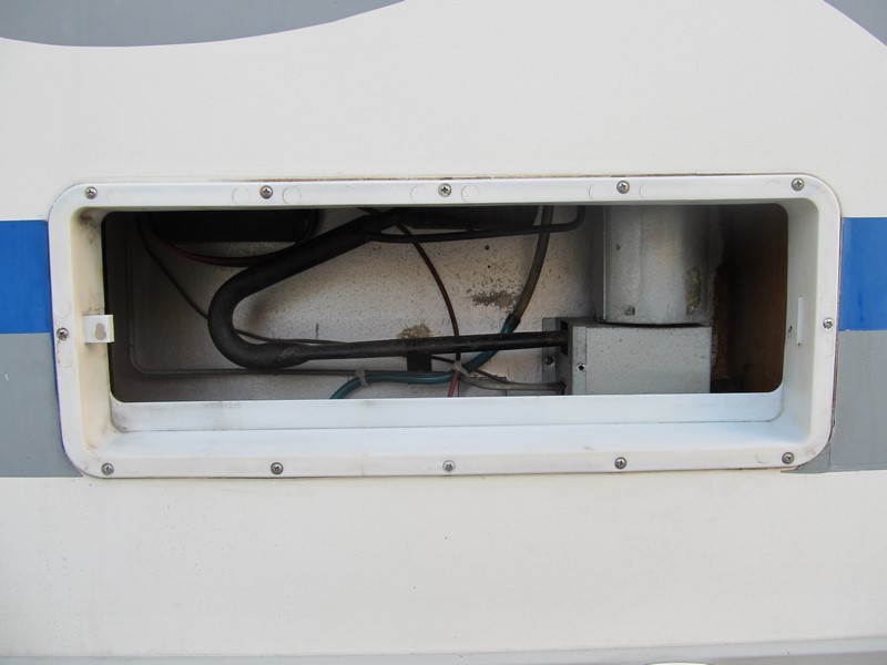 Pulizia del bruciatore del frigorifero: la botola di accesso camper gas bruciatore pulizia frigorigero