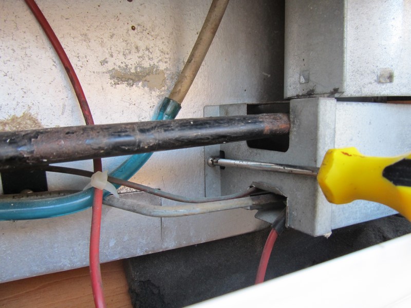 Pulizia del bruciatore del frigorifero: smontaggio della protezione camper gas bruciatore pulizia frigorigero