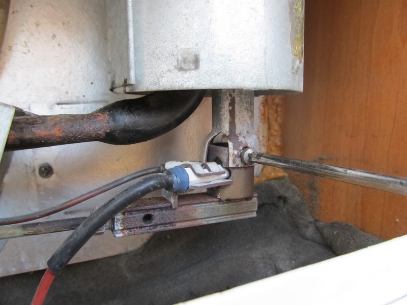 Pulizia del bruciatore del frigorifero: smontaggio del bruciatore camper gas bruciatore pulizia frigorigero