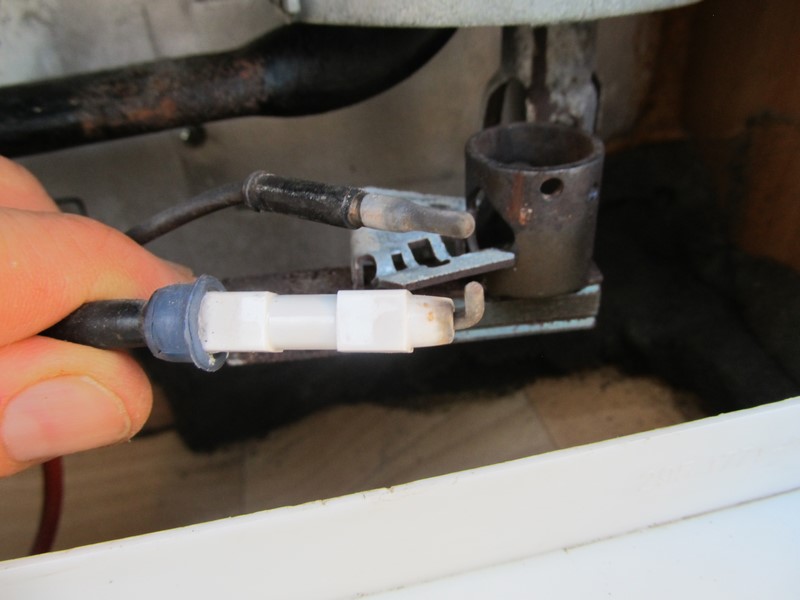 Pulizia del bruciatore del frigorifero: smontaggio del bruciatore camper gas bruciatore pulizia frigorigero