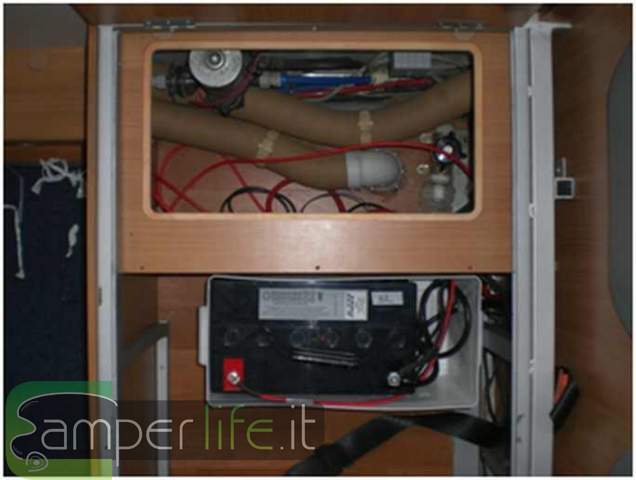 Particolare della seconda batteria servizi camper tutorial pannelli solari fai da te