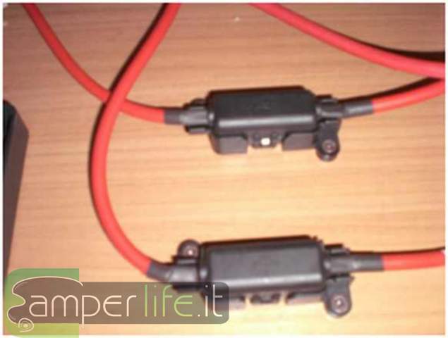 Particolare dei fusibili interposti camper tutorial pannelli solari fai da te