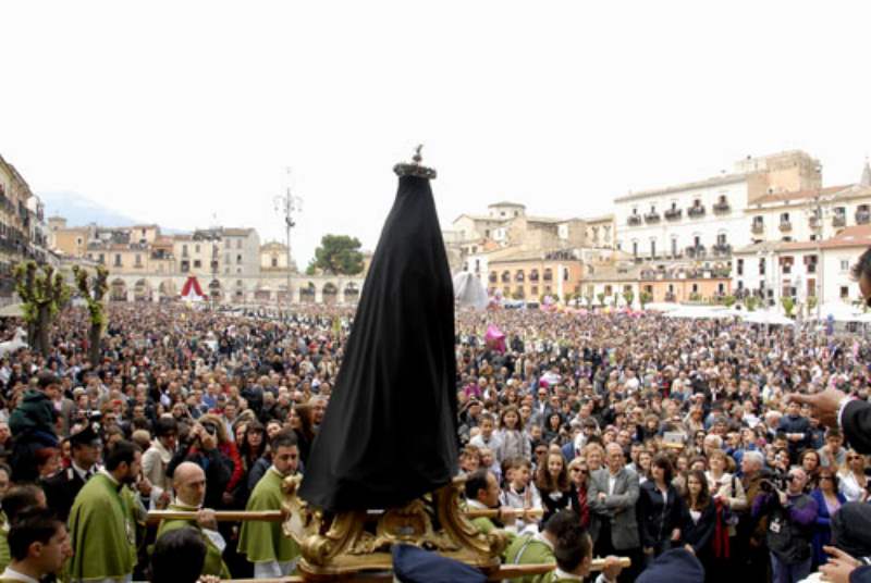 (tratta da: www.madonnachescappainpiazza.it - fonte: Confraternita di Santa Maria di Loreto) (tratta da: www.madonnachescappainpiazza.it - fonte: Confraternita di Santa Maria di Loreto)