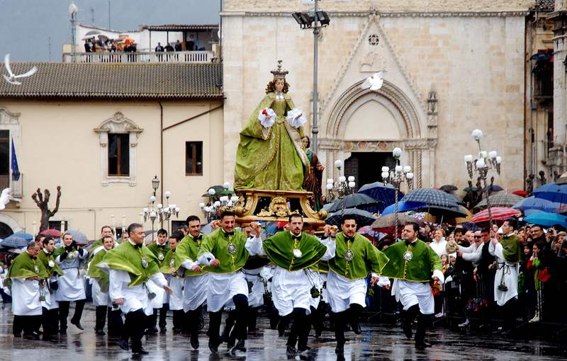 (tratta da: www.madonnachescappainpiazza.it - fonte: Confraternita di Santa Maria di Loreto) (tratta da: www.madonnachescappainpiazza.it - fonte: Confraternita di Santa Maria di Loreto)