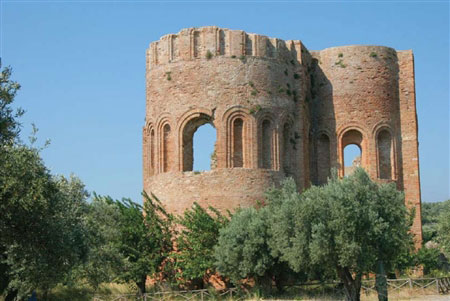 antica chiesa normanna nel parco archeologico della roccelleta camper calabria squillace golfo chiesa normanna