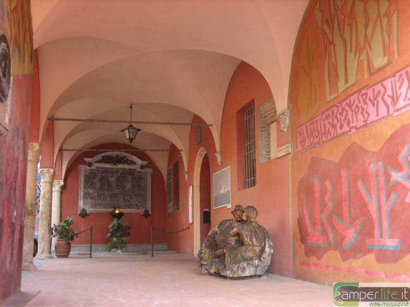 Dozza, i murales ed il loggiato Dozza, i murales ed il loggiato