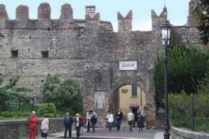 Lazise, la porta del castello camper Lazise porta castello