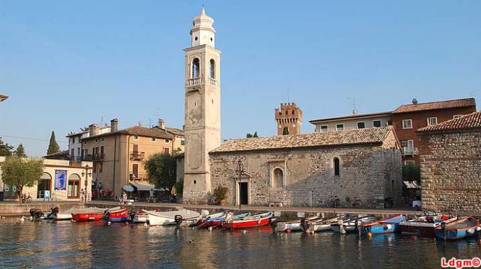 Lazise, la porta del castello camper Lazise barche porto