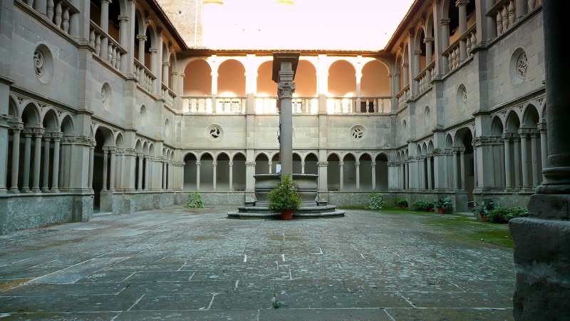 Il Santuario della Madonna della Quercia fu costruito tra il 1400 e il 1500 in voto a un'immagine miracolosa, Patrona della Diocesi. Il santuario è attribuito a Sangallo il Vecchio ma le fonti storiche testimoniano che vi lavorò Danese da Viterbo. Potrete ammirarvi il massiccio campanile di Ambrogio da Milano ma anche i portali finemente decorati e lunette della facciata realizzati da Andrea della Robbia (1503). L’interno è a tre navate e vi è stato realizzato un tempietto marmoreo di Andrea Bregno (1490) e soffitto a lacunari in legno dorato. Ospita anche due chiostri rinascimentali e il Museo degli Ex Voto. Per raggiungere il santuario dovete percorrere il viale Trieste per circa due chilometri Il Santuario della Madonna della Quercia fu costruito tra il 1400 e il 1500 in voto a un'immagine miracolosa, Patrona della Diocesi. Il santuario è attribuito a Sangallo il Vecchio ma le fonti storiche testimoniano che vi lavorò Danese da Viterbo. Potrete ammirarvi il massiccio campanile di Ambrogio da Milano ma anche i portali finemente decorati e lunette della facciata realizzati da Andrea della Robbia (1503). L’interno è a tre navate e vi è stato realizzato un tempietto marmoreo di Andrea Bregno (1490) e soffitto a lacunari in legno dorato. Ospita anche due chiostri rinascimentali e il Museo degli Ex Voto. Per raggiungere il santuario dovete percorrere il viale Trieste per circa due chilometri