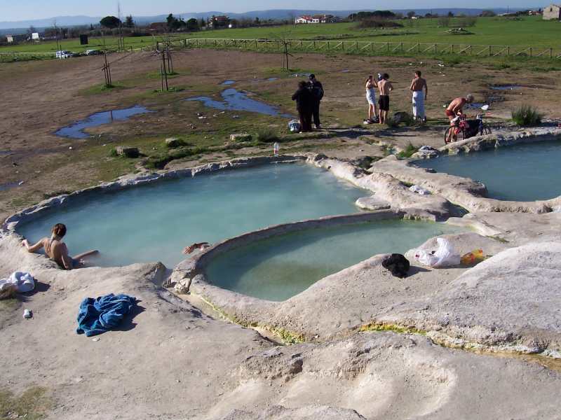 Le piscine Carletti, area termale libera - ph e.c. camper tuscia viterbo terme libere piscine carletti