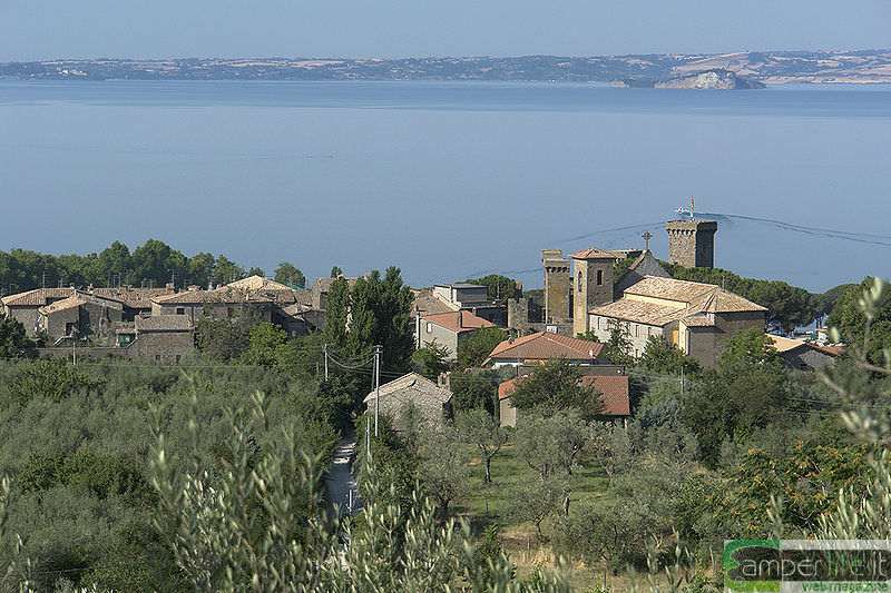 Bolsena, sullo sfondo il lago tuscia viterbo laghi bolsena