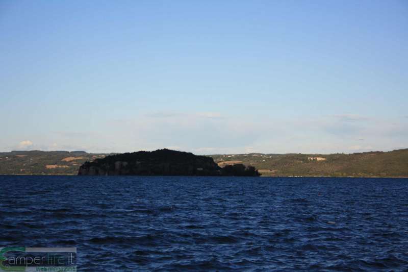 Lago di Bolsena, isola Bisentina - ph e.c. tuscia viterbo laghi bolsena bisentina isola