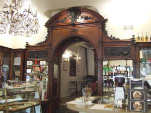 Gli interni monumentali della farmacia Leggeri camper cremona notte dei musei bottega monumentale