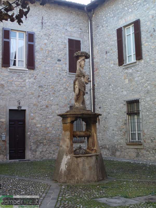 Il cortile del palazzo Malaspina camper viaggi itinerari valle staffora cortile palazzo malaspina
