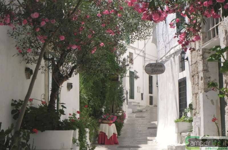 Ostuni, scorcio del centro storico camper puglia salento ostuni centro storico