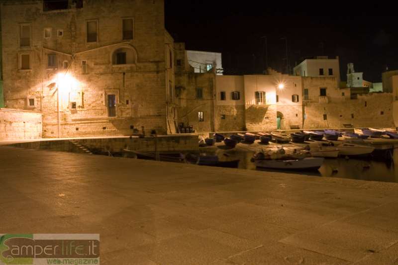 Monopoli, la piazza di notte camper salento monopoli notte