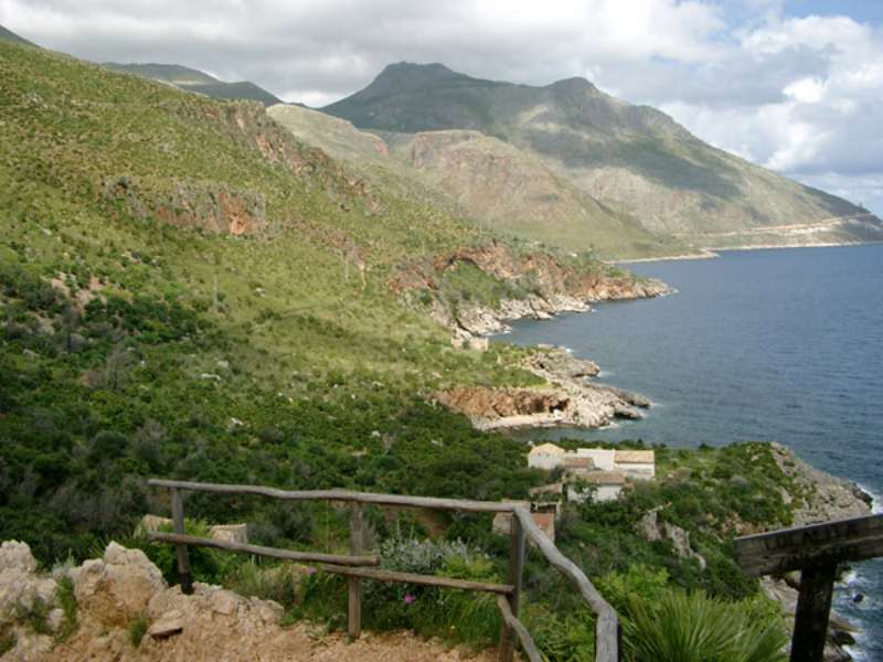 Scorcio della costa - foto da www.riservazingaro.it camper sicilia trapani riserva zingaro mare